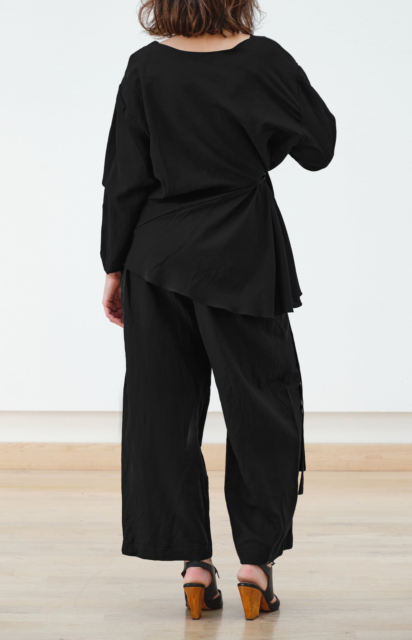 TILT TROUSERS IN BLACK