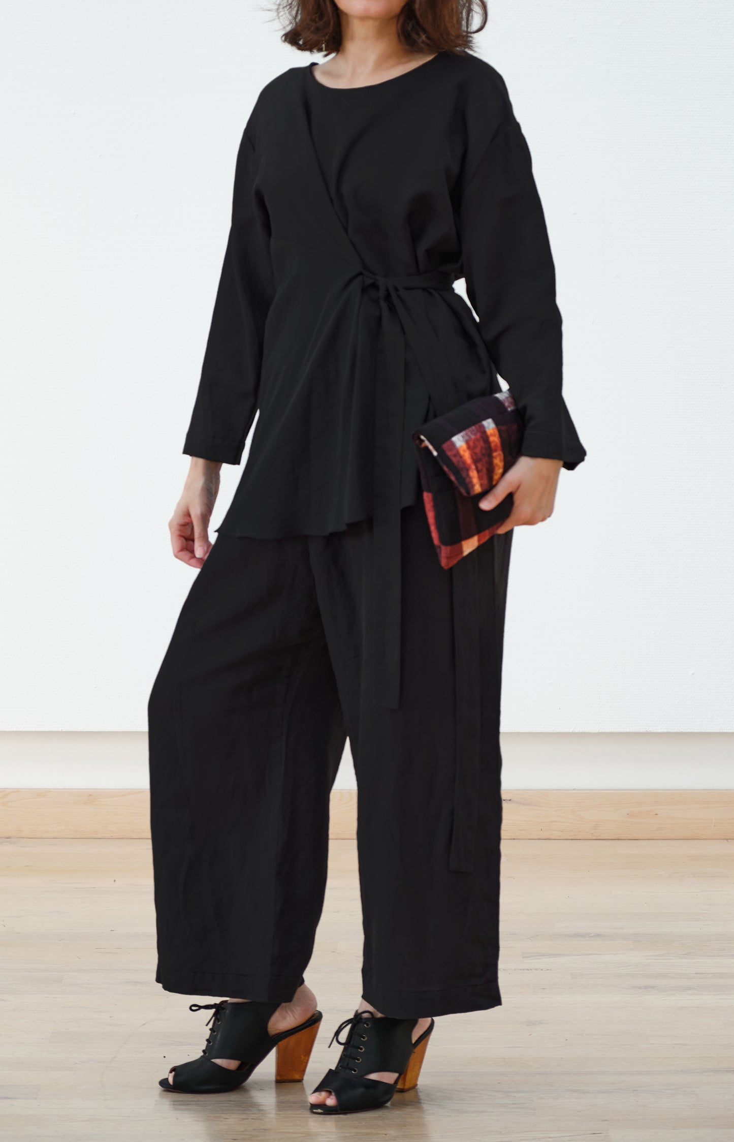 TILT TROUSERS IN BLACK