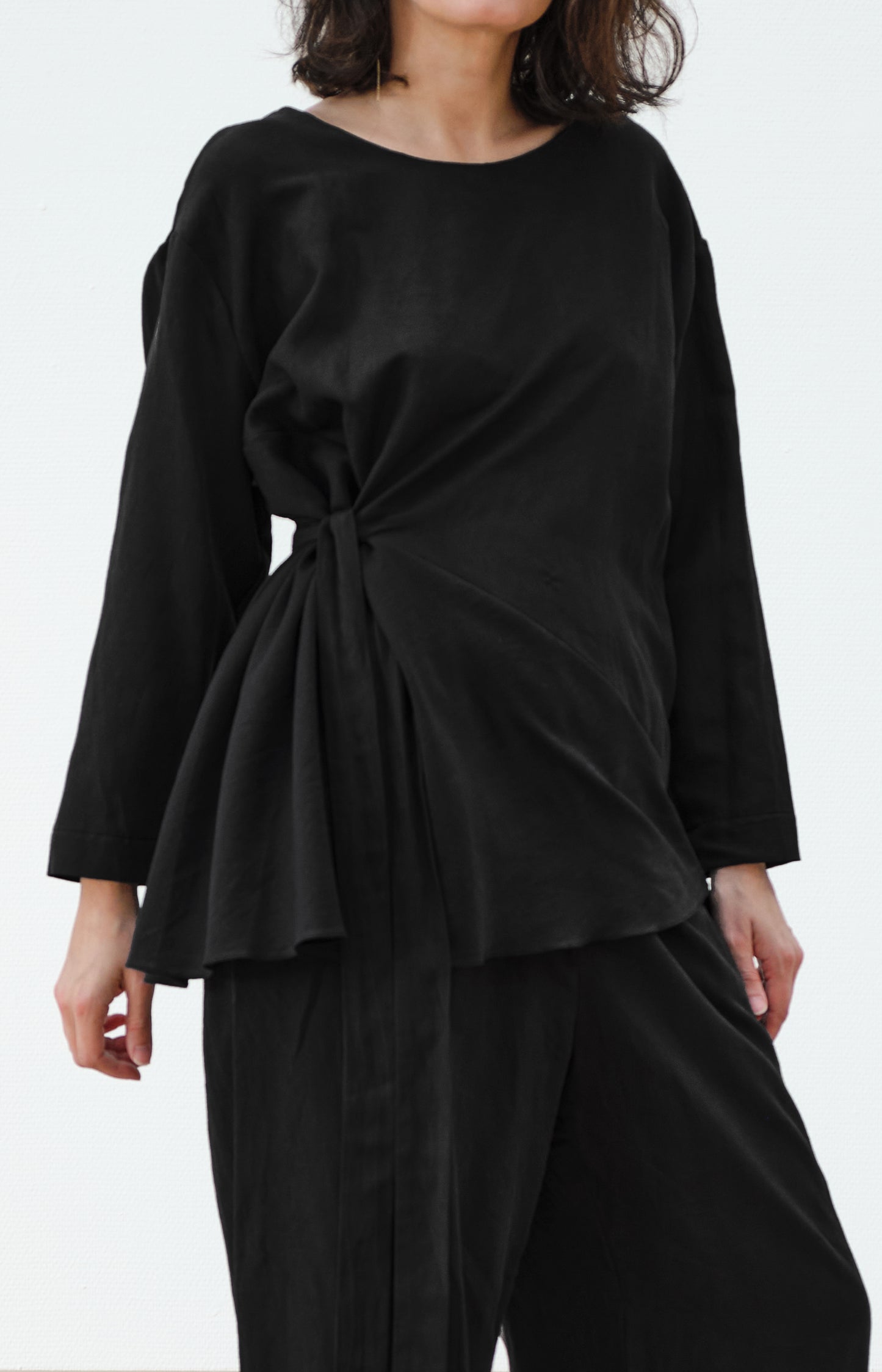 TILT BLOUSE IN BLACK