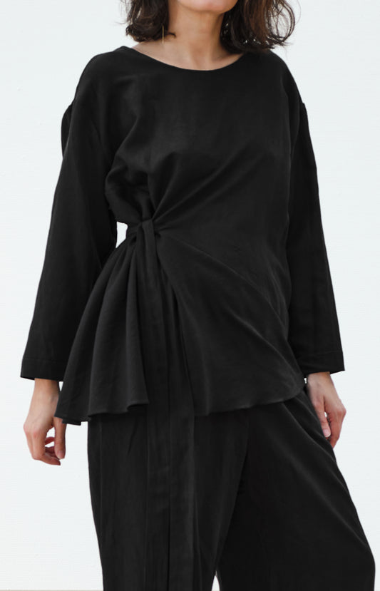 TILT BLOUSE IN BLACK